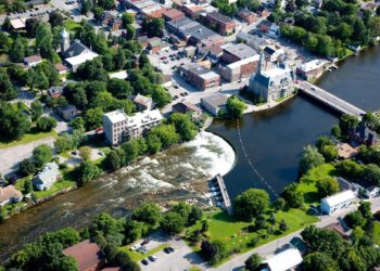 قائمة المدن والبلدات التي ينتقل إليها العدد الأكبر من الكنديين