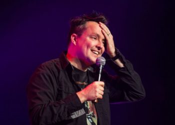 بعد وفاة مشردين اثنين من البرد ممثل كوميدي يقدّم 25 ملجأ للمشردين وعمدة المدينة ترفض