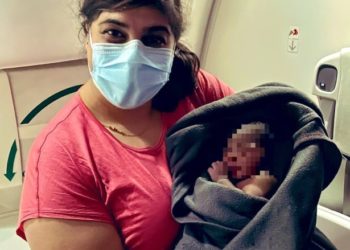 طفلة تولد على متن طائرة و الدكتورة “عائشة الخطيب” تروي ما حدث