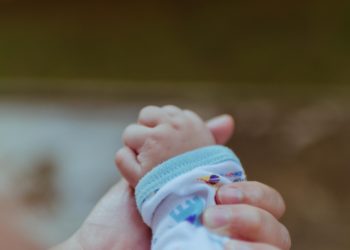 3 توائم ولدوا قبل أوانهم يتعافون من كوفيد