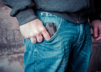 المركز الإسلامي في كيبيك يطالب ترودو و لوغو بحظر المسدسات في جميع أنحاء كندا