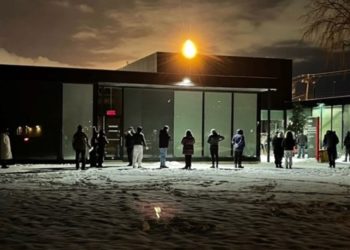 ينتظرون لساعات في البرد للحصول على لقاح كوفيد