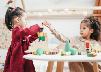 حكومة كيبيك تُعدّل قرارها الخاص بتقليص فترة العزل للأطفال من 5 إلى 10 أيام