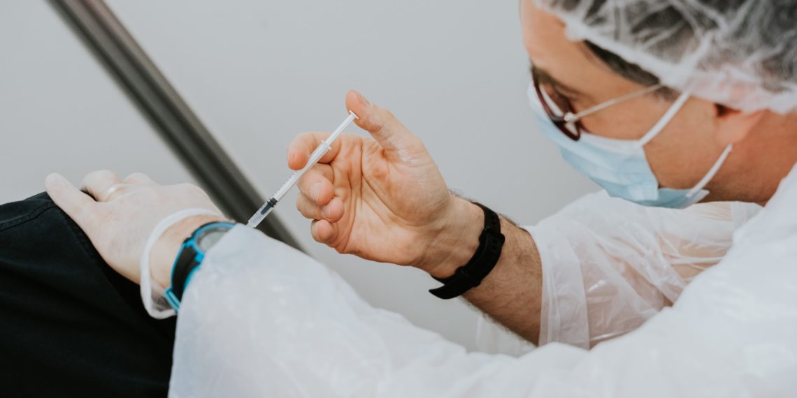 كيبيك تُسرّع الجدول الزمني لتوزيع الجرعات الثالثة للذين تقلّ أعمارهم عن 50 عاماً