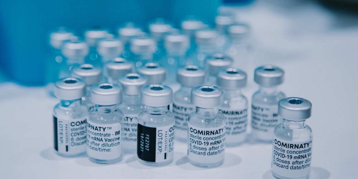 عيادة تحقن عدداً من الأشخاص بما يعادل 6 جرعات من لقاح كوفيد عن طريق الخطأ