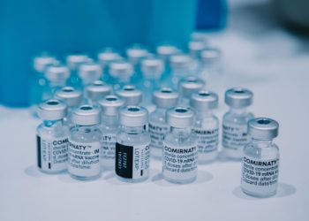 عيادة تحقن عدداً من الأشخاص بما يعادل 6 جرعات من لقاح كوفيد عن طريق الخطأ