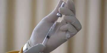 استطلاع رأي: ربع الكنديين يؤيدون فرض عقوبة السجن للأشخاص الذين لم يتلقوا اللقاح
