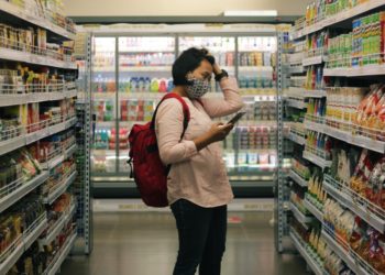 استطلاع رأي: حوالي 60٪ من الكنديين يجدون صعوبة في تأمين الطعام لأسرهم