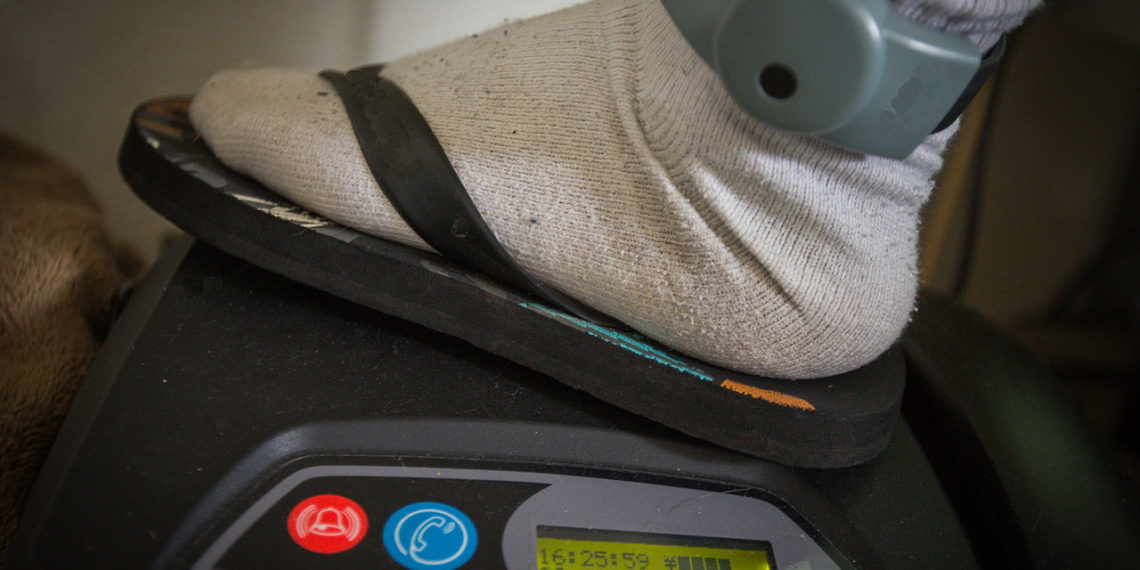 المجموعات النسائية في كيبيك تطالب بنهج شامل لاستخدام أساور التتبع لمرتكبي جرائم العنف المنزلي