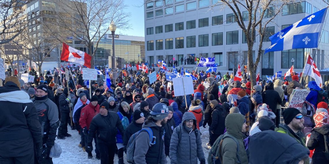 عشرات الشاحنات وآلاف المتظاهرين ينضمون إلى “قافلة الحرية” في مدينة كيبيك