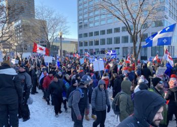 عشرات الشاحنات وآلاف المتظاهرين ينضمون إلى “قافلة الحرية” في مدينة كيبيك