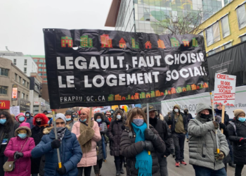تظاهرة أمام مكتب لوغو في مونتريال احتجاجاً على أزمة السكن