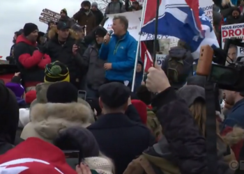 متظاهرون من “قافلة الحرية” ومحتجون معارضون يتظاهرون في نفس المكان في مونتريال