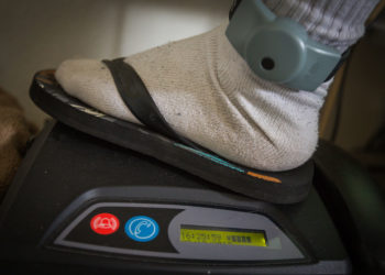 كيبيك تقر قانوناً يسمح بوضع سوار إلكتروني لتتبع مرتكبي جرائم العنف الزوجي