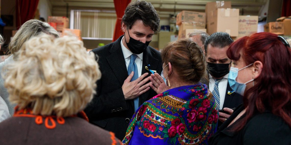 ترودو يقوم بزيارة الجمعيات التي تعمل على مساعدة الأوكرانيين في مونتريال