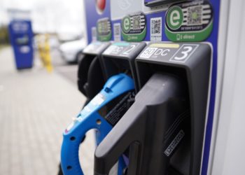 نصائح لتوفير مصروف البنزين عن طريق تغيير كيفية قيادة سيارتك