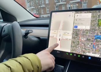 سيارة “تيسلا ” ذاتية القيادة وصلت إلى مونتريال ( فيديو)