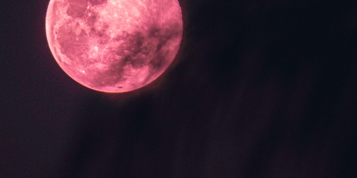 القمر الوردي الكامل سيضيء سماء كندا هذا الشهر