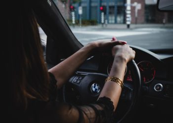 امرأة غير مدخّنة تتعرض لغرامة تدخين بقيمة 400 دولار من شركة تأجير سيارات