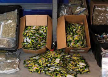 شرطة لافال تعتقل 5 أشخاص وتصادر مئات الأكياس من حلوى القُنّب