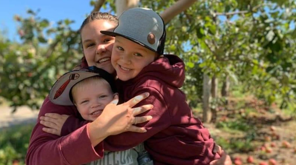 والدة طفلين مقتولين تُقاضي الحكومة لفشلها في حمايتهما