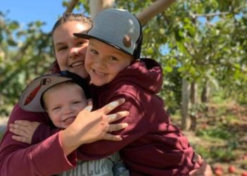 والدة طفلين مقتولين تُقاضي الحكومة لفشلها في حمايتهما