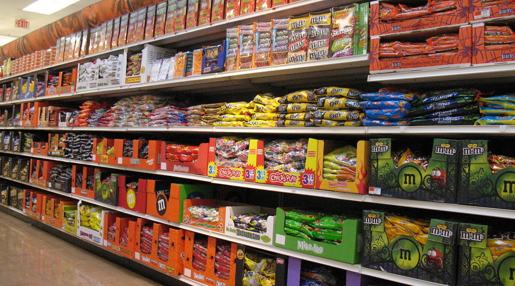 سحب العديد من أنواع الحلوى من المتاجر بسبب احتمال احتوائها على خيوط معدنية