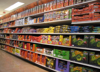 سحب العديد من أنواع الحلوى من المتاجر بسبب احتمال احتوائها على خيوط معدنية