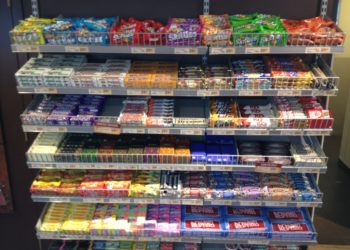 سحب العديد من منتجات من Starburst و Skittles و Life Savers Gummies بسبب احتوائها على خيوط معدنية