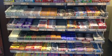 سحب العديد من منتجات من Starburst و Skittles و Life Savers Gummies بسبب احتوائها على خيوط معدنية