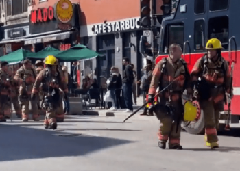 حوالي 100 من رجال الإطفاء يخمدون حريقاً في مونتريال