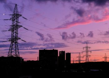 مئات الآلاف من المنازل ما زالت بدون كهرباء بعد العاصفة التي ضربت كيبيك