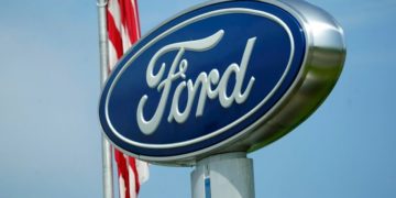 شركة “فورد” تستدعي 350 ألف سيارة بسبب خطر اشتعال النيران في المحركات