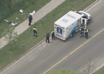 إغلاق عدة مدارس في تورنتو بعد أن أطلقت الشرطة النار على شخص يحمل بندقية