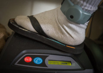 أول شخص في كيبيك يتم وضع سوار تعقّب في قدمه لمكافحة العنف المنزلي