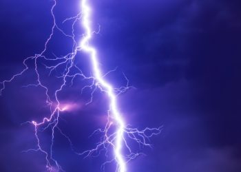 البرق يدمّر منزلين بالقرب من مونتريال