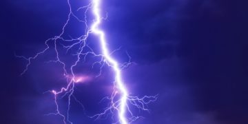 البرق يدمّر منزلين بالقرب من مونتريال