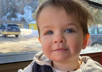 وفاة طفل رضيع بعد أن تركته أمه في سيارة مُغلقة في يوم شديد الحرّ