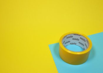 استياء شديد من الأهالي بعد قيام أحد الموظفين بإغلاق أفواه طلاب صغار بالشريط اللاصق في أحد المدارس