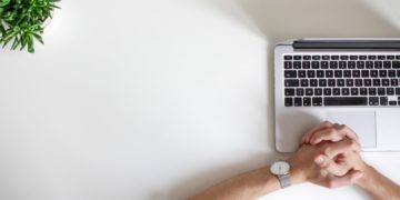 أونتاريو تُقرّ أول قانون في كندا بهدف منع أصحاب العمل الاتصال بالموظفين خارج أوقات العمل