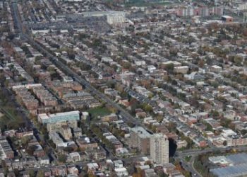 المستثمرون يشترون ما يصل إلى 100٪ من الشقق المبنية حديثاً في بعض المدن الكندية