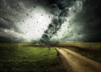 إعصار يدمر المنازل ويقتلع الأشجار شمال مونتريال ويتسبب بأضرار مادية كبيرة