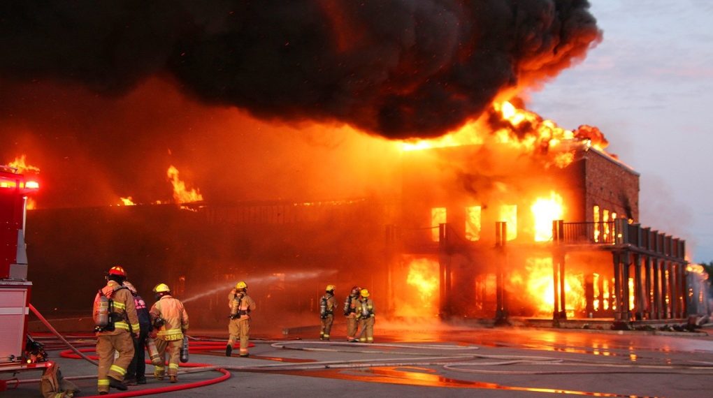 العشرات من سيارات الإطفاء تساهم في إخماد حريق ضخم في Monteregie