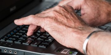امرأة تخسر 60 ألف دولار إثر عملية احتيال عن طريق فايروس كومبيوتر
