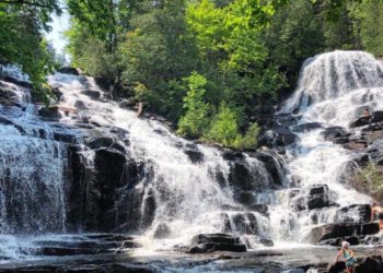 9 شلالات بالقرب من مونتريال تعتبر مثالية للرحلات الصيفية مع العناوين و الأسعار