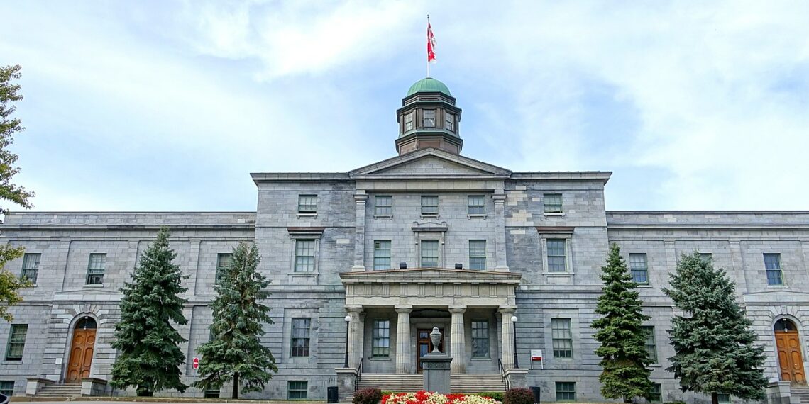 أرباح قياسية للجامعات الكندية بمليارات الدولارات