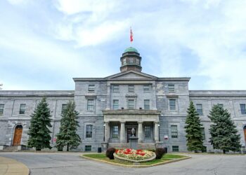 أرباح قياسية للجامعات الكندية بمليارات الدولارات