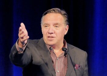 فرانسوا لوغو في موقع يحسد عليه مع بدء الحملة الانتخابية في كيبيك