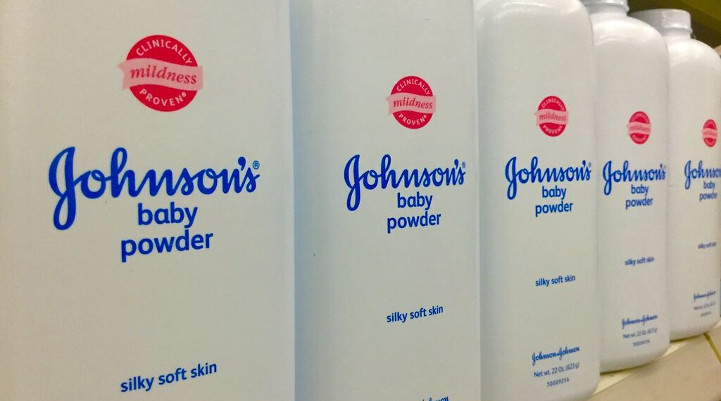 شركة Johnson & Johnson تنهي المبيعات العالمية لبودرة الأطفال التي تحتوي على ” talc”