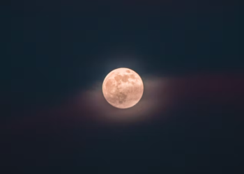 القمر العملاق و شهب Perseid تنير سماء كندا يوم غد